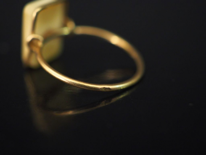 Ensemble comprenant : - une petite bague en or jaune et composition.  