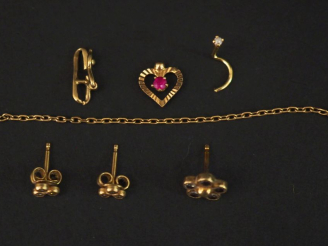 Vente aux enchères Ensemble comprenant :  - une paire de puces d'oreilles en or jaune et 
