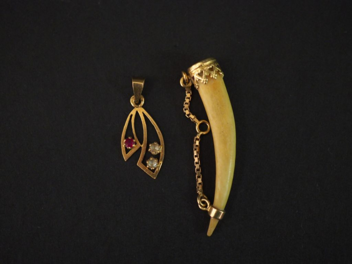 Ensemble comprenant :  - un pendentif en or jaune et composition imita