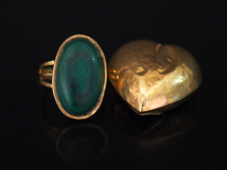 Vente aux enchères Ensemble comprenant :  - une bague en or jaune 14k, sertie en son cent