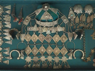 Vente aux enchères Parure Afrique du Nord en métal. Comprenant notamment un ornement pour