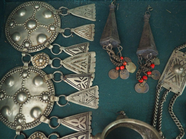 Parure Afrique du Nord en métal. Comprenant notamment un ornement pour