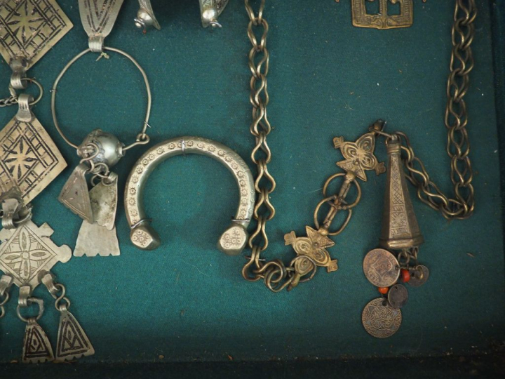 Parure Afrique du Nord en métal. Comprenant notamment un ornement pour