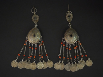 Vente aux enchères Paire de fibules Afrique du Nord en argent, à décor de pendeloques orn