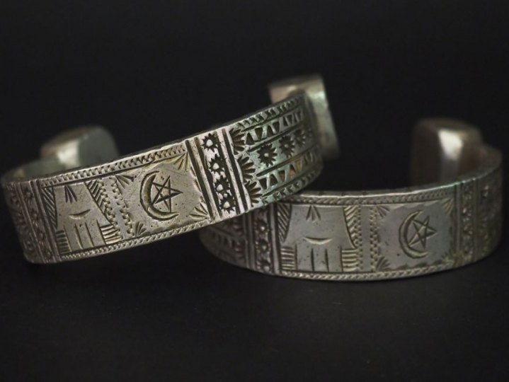 Paire de chevillères Afrique du Nord en argent, à décor de motifs géom