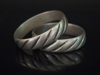 Vente aux enchères Paire de bracelets d'enfant Afrique du Nord en argent, à décor de cote