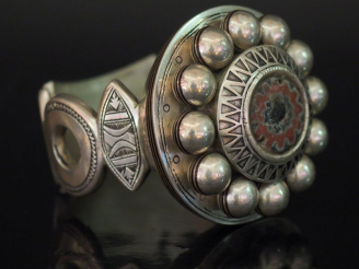 Vente aux enchères Bracelet Afrique du Nord en argent ajouré, rehaussé d'émail et d'une p