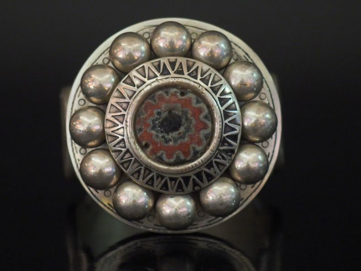 Bracelet Afrique du Nord en argent ajouré, rehaussé d'émail et d'une p