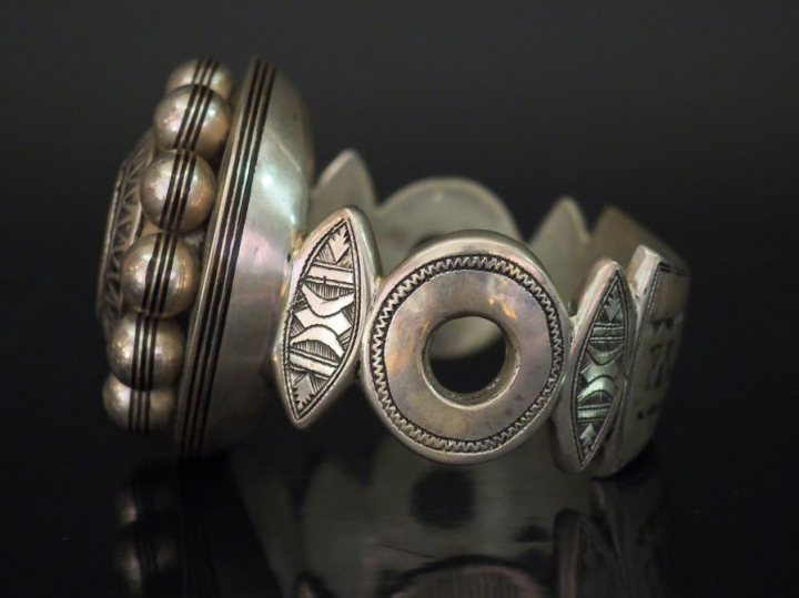 Bracelet Afrique du Nord en argent ajouré, rehaussé d'émail et d'une p