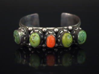 Vente aux enchères Bracelet Afrique du Nord en argent 925, serti de corail (?) et pierres