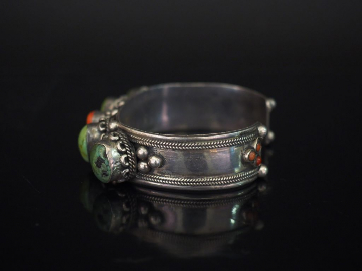 Bracelet Afrique du Nord en argent 925, serti de corail (?) et pierres