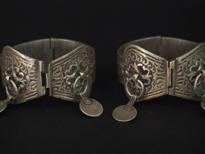 Paire de chevillères Afrique du Nord en argent, à décor de fleurs et r