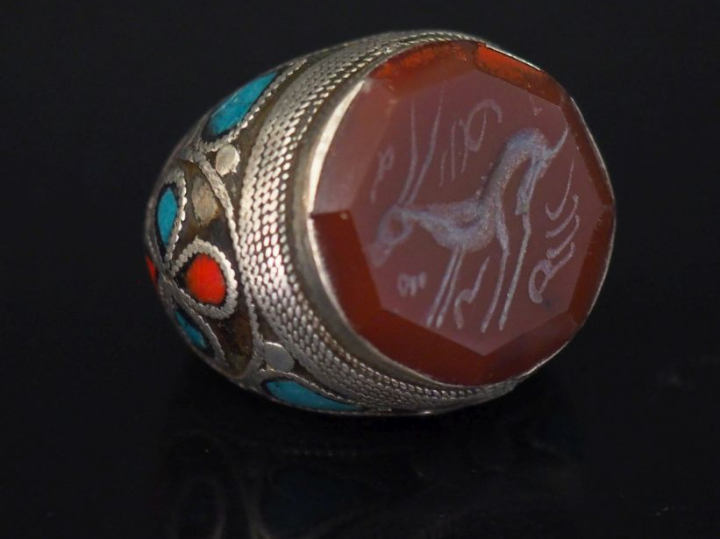 Importante bague Afrique du Nord en argent, rehaussé d'émail rouge et 