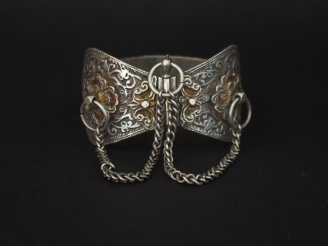 Vente aux enchères Chevillère Afrique du Nord en argent, à décor de rinceaux.  8 x 8,5 cm