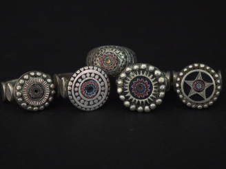 Vente aux enchères Ensemble comprenant cinq bagues Afrique du Nord en argent et compositi