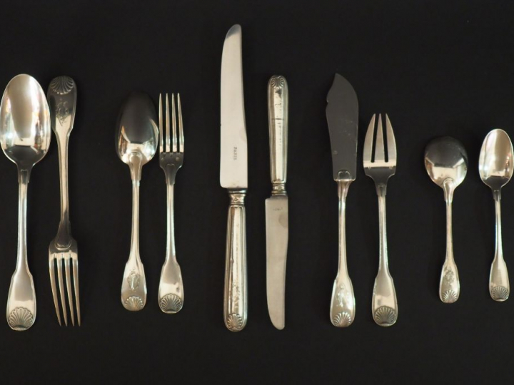 Ménagère en argent, poinçon Minerve, modèle à double coquilles, monogr