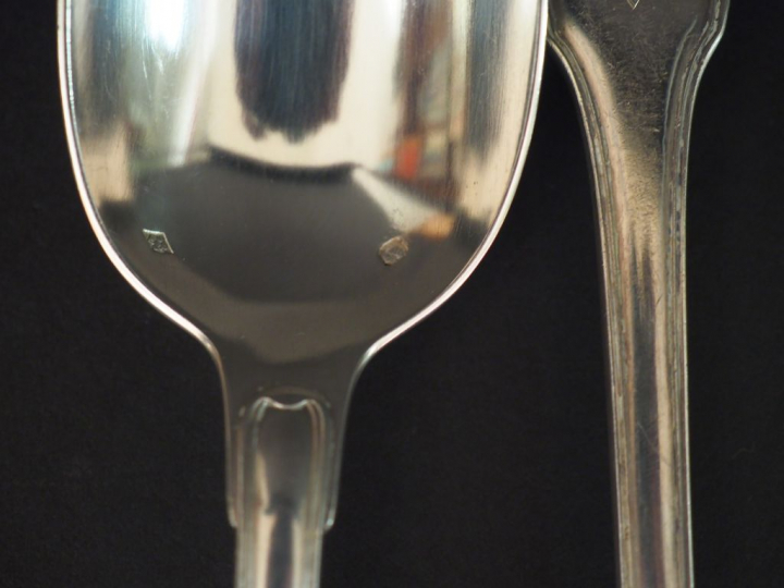 Ménagère en argent, poinçon Minerve, modèle à double coquilles, monogr