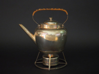 Vente aux enchères 	Samovar et son réchaud en argent, poinçon Minerve.  Monogrammé.  Anse