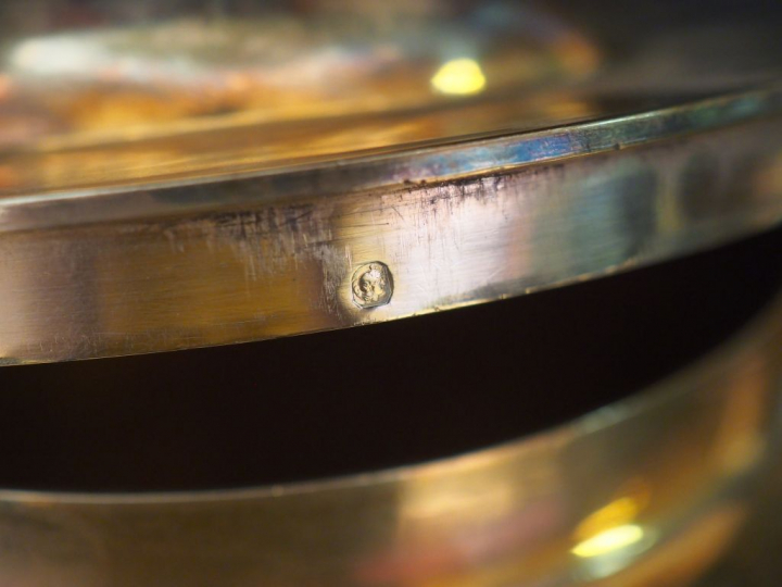 	Samovar et son réchaud en argent, poinçon Minerve.  Monogrammé.  Anse