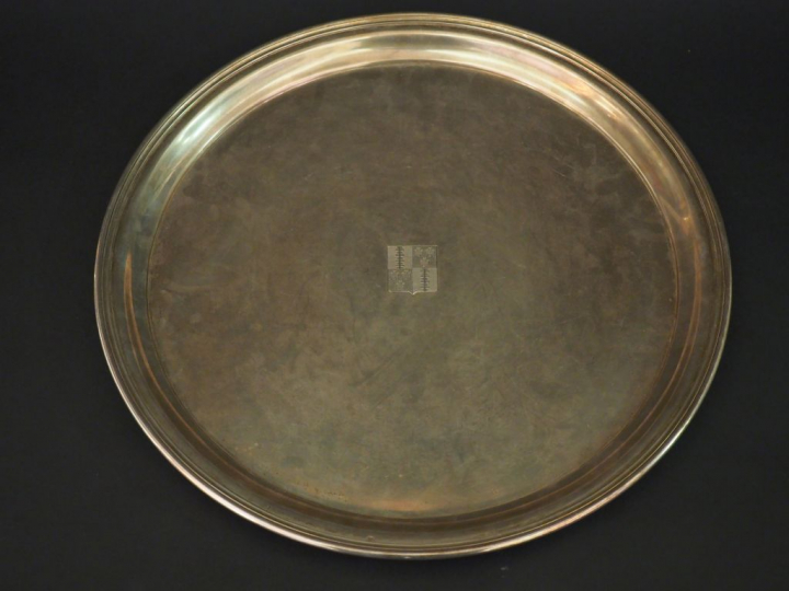 Grand plateau rond en argent russe, à décor en son centre d'armoiries.