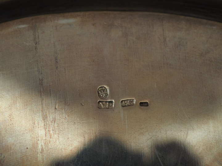 Grand plateau rond en argent russe, à décor en son centre d'armoiries.