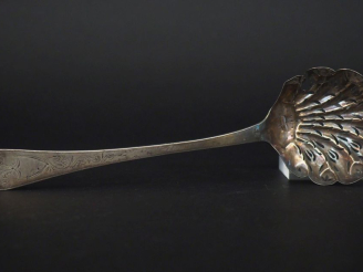 Vente aux enchères Cuillère à saupoudrer Restauration en argent, poinçon Vieillard, à déc