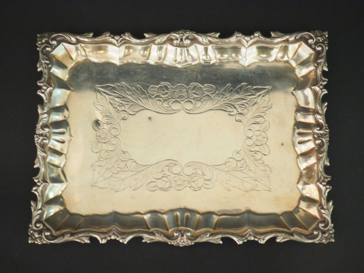 Petit plateau Napoléon III en argent, à décor de rinceaux et de fleurs