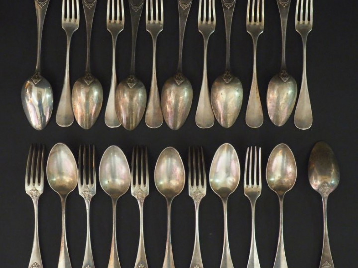 Suite de onze grands couverts et une cuillère de style Louis XVI en ar