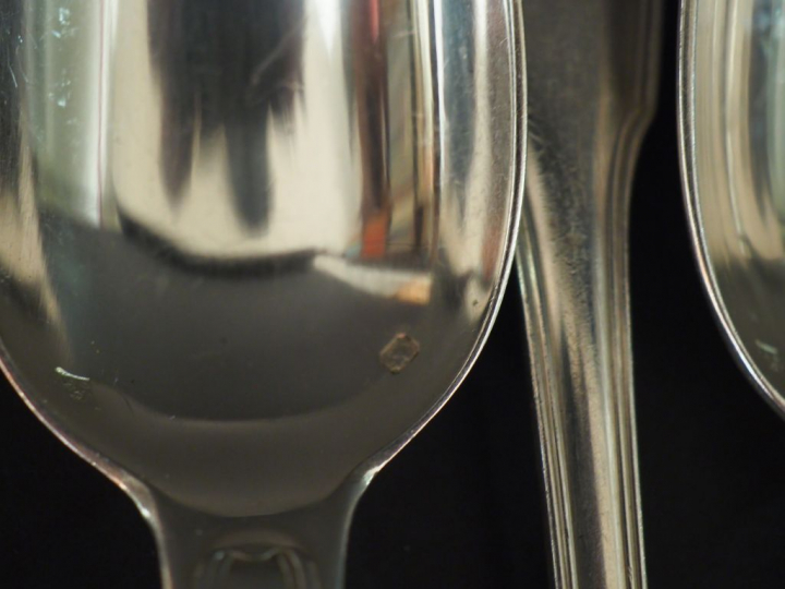 Suite de neuf couverts et trois fourchettes à entremets en argent, poi