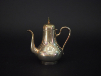 Vente aux enchères 	Verseuse Napoléon III en argent, poinçon Minerve, à décor de monogram