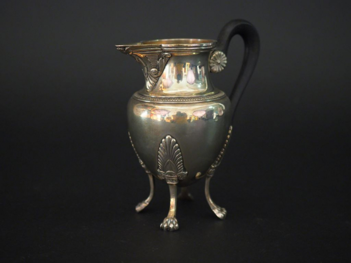 	Pot à lait de style Empire en argent, poinçon Minerve, à décor de fri