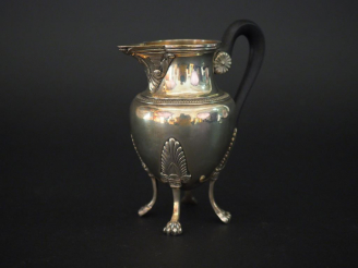 Vente aux enchères 	Pot à lait de style Empire en argent, poinçon Minerve, à décor de fri