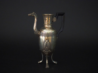 Vente aux enchères 	Petite cafetière égoïste de style Empire en argent, à décor de palmet