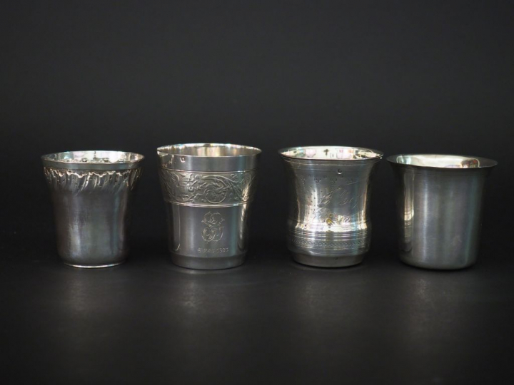 Ensemble comprenant : - une timbale de forme tulipe à fond plat en arg