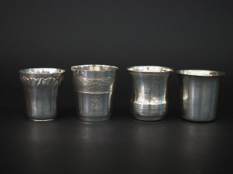 Vente aux enchères Ensemble comprenant : - une timbale de forme tulipe à fond plat en arg