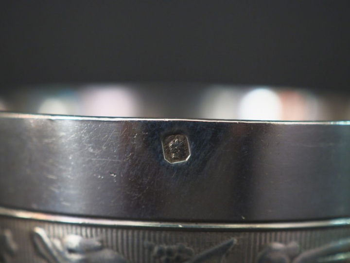 Ensemble comprenant : - une timbale de forme tulipe à fond plat en arg