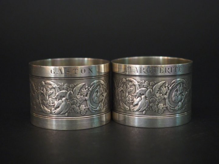 Paire de ronds de serviette en argent, poinçon Minerve, à décor de rin