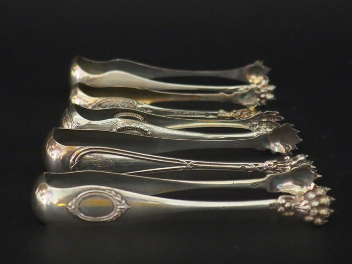 Cinq différentes pinces à sucre en argent, poinçon Minerve, terminées 
