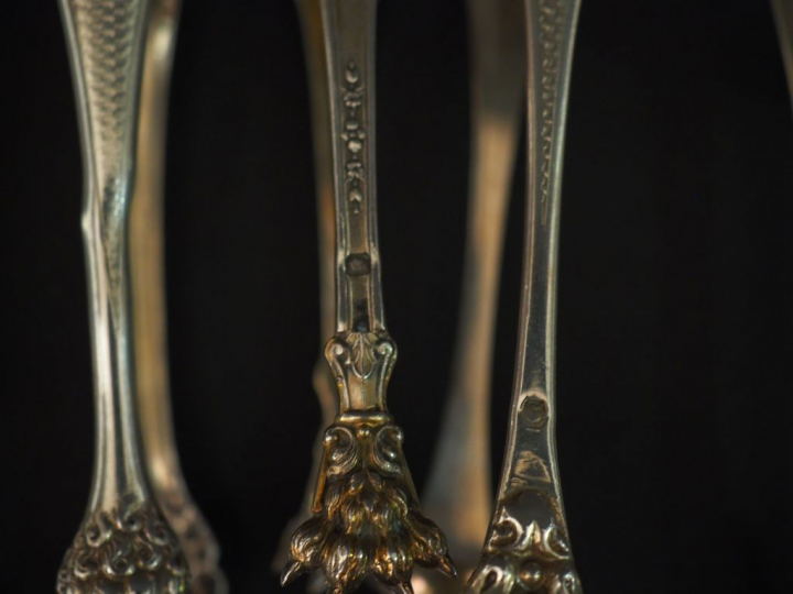 Cinq différentes pinces à sucre en argent, poinçon Minerve, terminées 