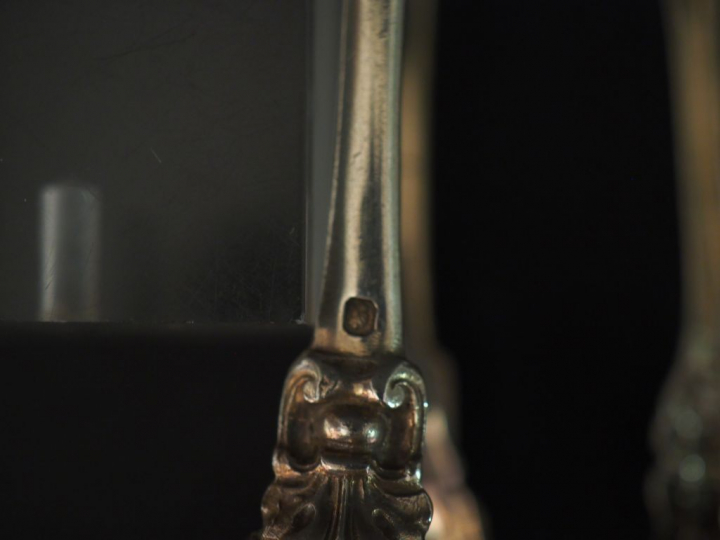 Cinq différentes pinces à sucre en argent, poinçon Minerve, terminées 