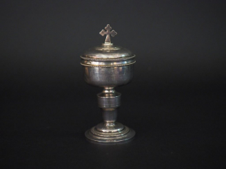 Vente aux enchères Petit ciboire de voyage en argent, poinçon Minerve, surmonté d'une cro