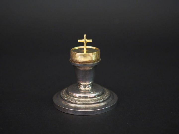 Petit ciboire de voyage en argent, poinçon Minerve, surmonté d'une cro