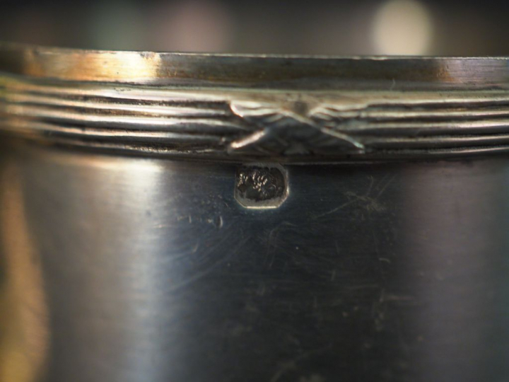 Ensemble comprenant :  - une timbale de forme tulipe sur piédouche en 