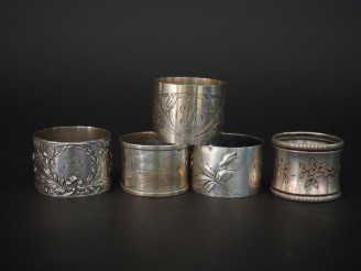 Vente aux enchères Ensemble comprenant :  - un rond de serviette en argent, poinçon Miner