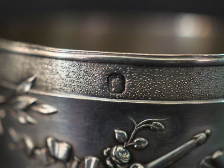 Ensemble comprenant :  - un rond de serviette en argent, poinçon Miner