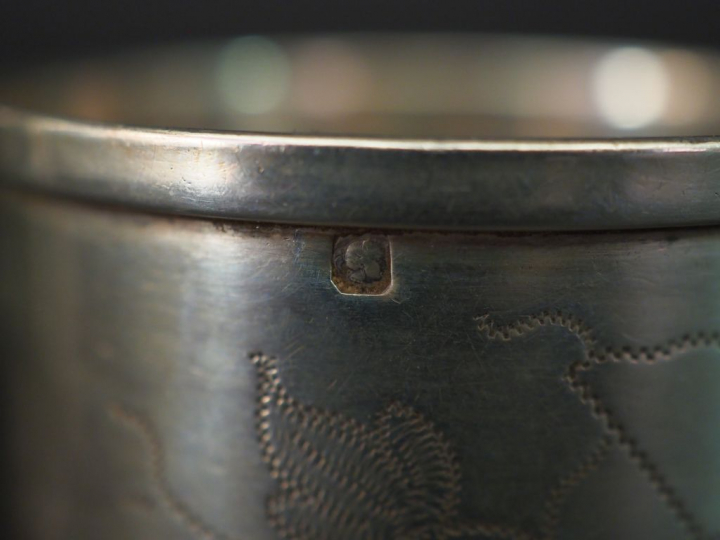 Ensemble comprenant :  - un rond de serviette en argent, poinçon Miner