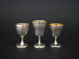 Vente aux enchères Trois différents coquetiers en argent, poinçon Minerve.  H. 6,7 et 7,5