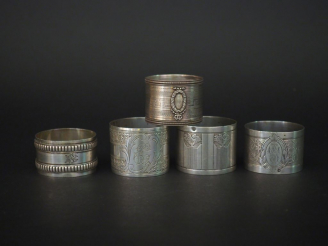 Vente aux enchères Ensemble comprenant :  - un rond de serviette en argent, poinçon Miner