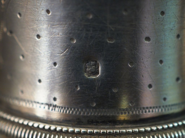 Ensemble comprenant :  - un rond de serviette en argent, poinçon Miner