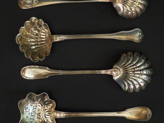 Vente aux enchères Quatre différentes cuillères à saupoudrer en argent, poinçon Minerve. 